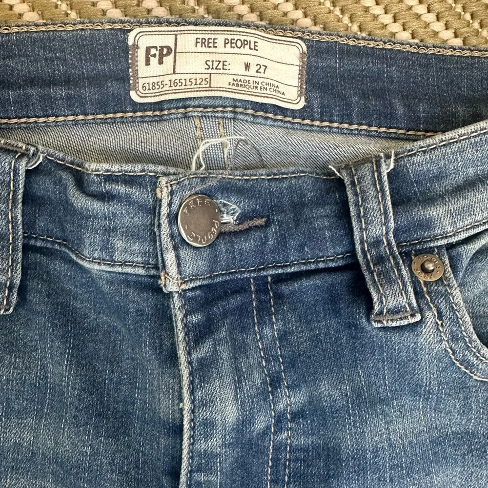 Free People EUC! Sz 27 Cropped Raw Hem/ Frayed ankle Deconstructed Denim Jeans - Picture 4 of 8